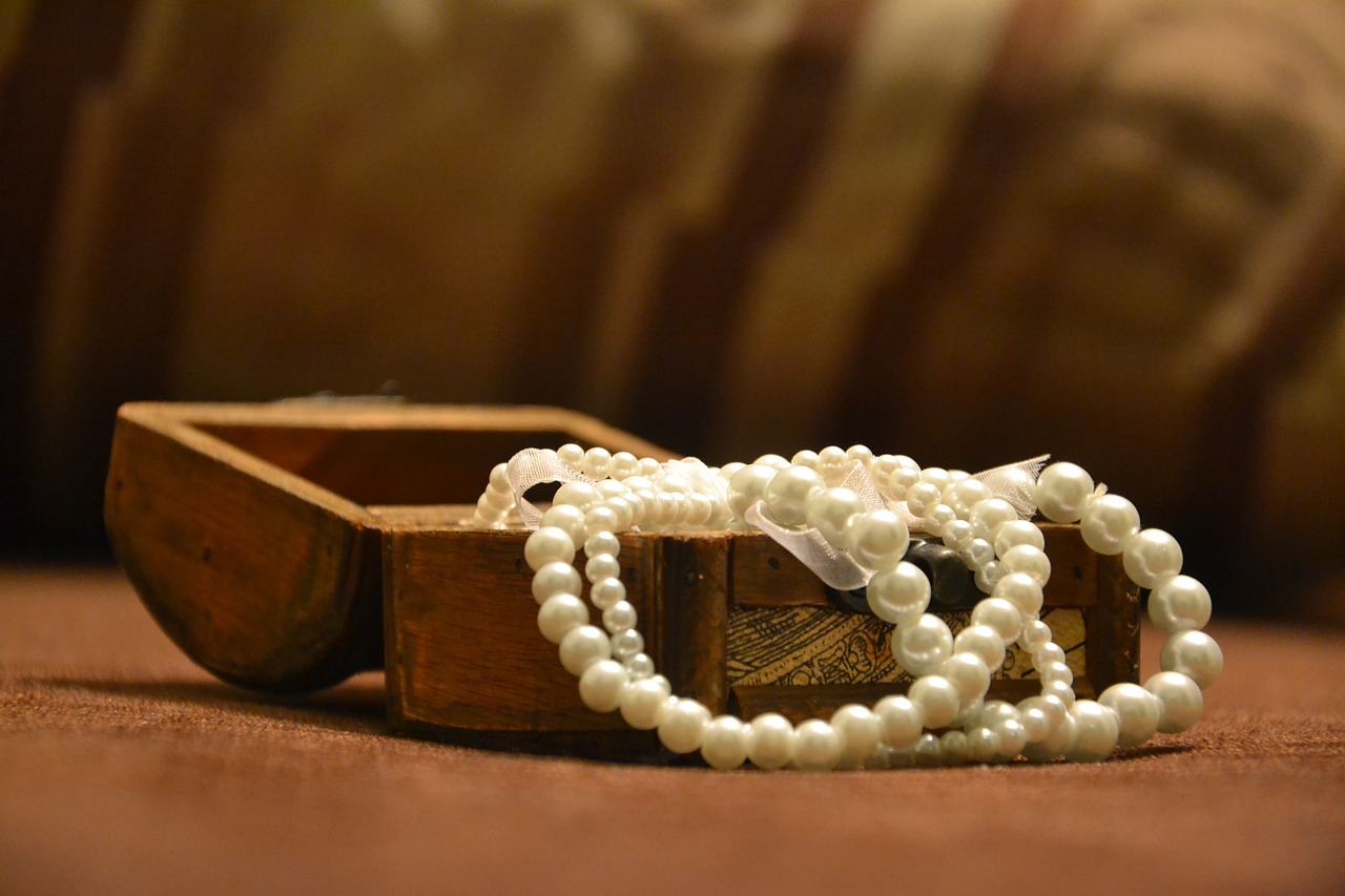 Perły - symbol ponadczasowej elegancji. Jak je nosić?