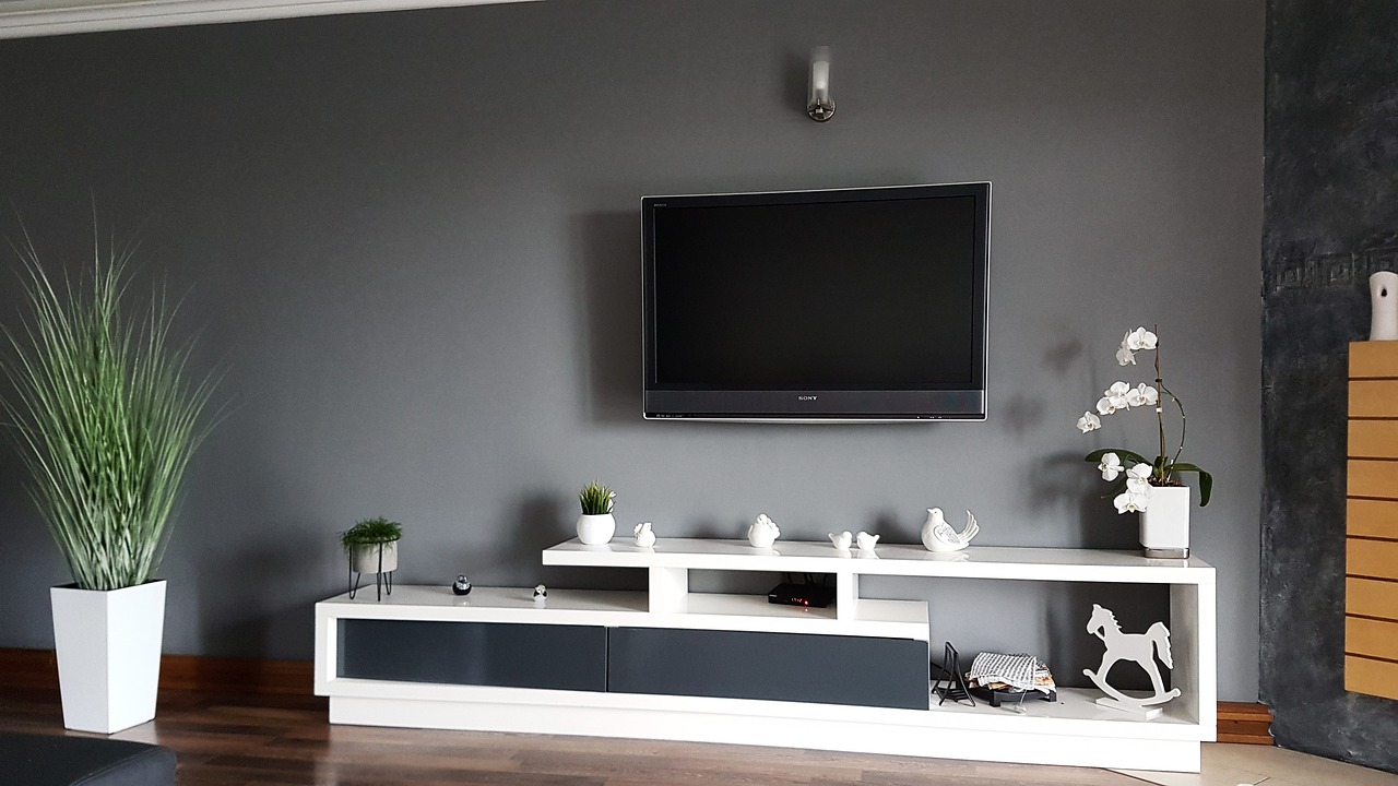 Rosnące przekątne i rozwiązania smart – jakie telewizory kupują Polacy?