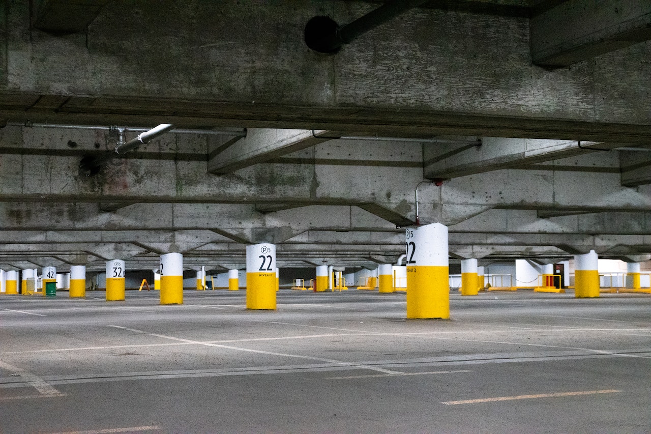 Jakie czynniki należy wziąć pod uwagę przy projektowaniu parkingów? - otopr.pl