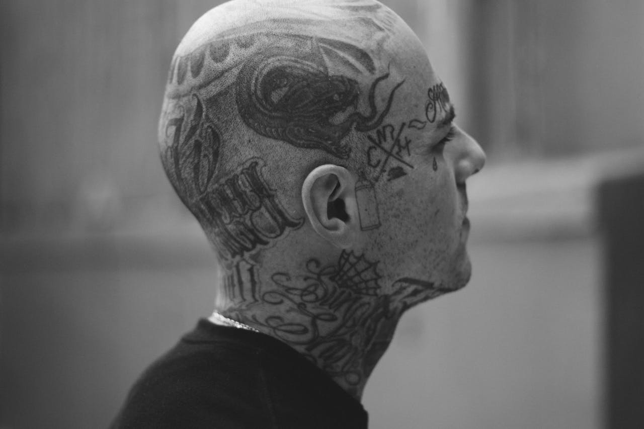 Tatuaże męskie na głowie - jakie wzory są popularne? - otopr.pl