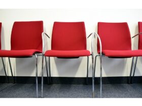 Czy krzesło ISO z podłokietnikami faktycznie zwiększa komfort pracy przy biurku?