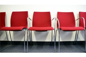 Czy krzesło ISO z podłokietnikami faktycznie zwiększa komfort pracy przy biurku?