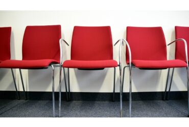 Czy krzesło ISO z podłokietnikami faktycznie zwiększa komfort pracy przy biurku?
