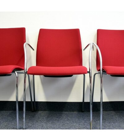 Czy krzesło ISO z podłokietnikami faktycznie zwiększa komfort pracy przy biurku?