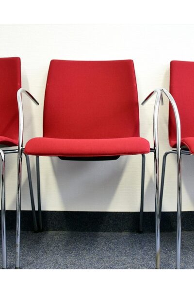 Czy krzesło ISO z podłokietnikami faktycznie zwiększa komfort pracy przy biurku?